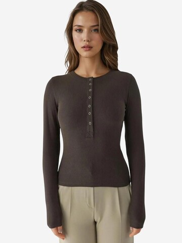 Hiccup Shirt in Bruin: voorkant