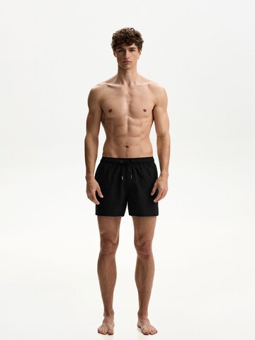 Bershka Plavecké šortky – černá