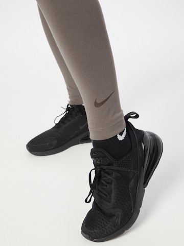 Nike Sportswear Skinny Legginsy 'Club' w kolorze brązowy