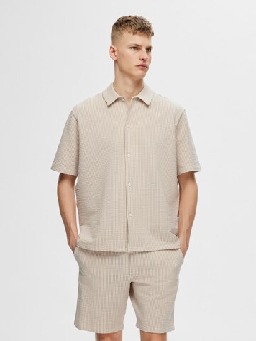 Coupe regular Chemise 'Ben Seersucker' SELECTED HOMME en beige : devant