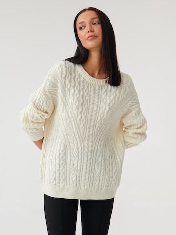 TATUUM Oversized sweater 'LOKALI' in White: front