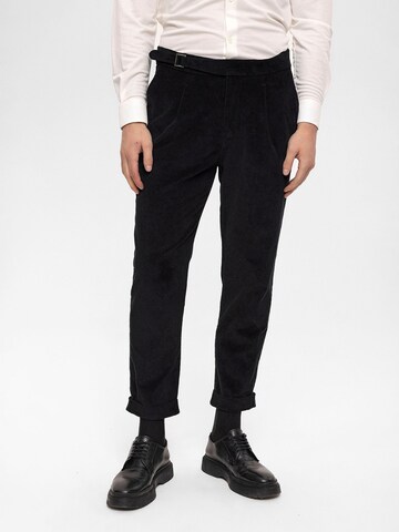 Tapered Pantaloni con pieghe di Antioch in nero: frontale