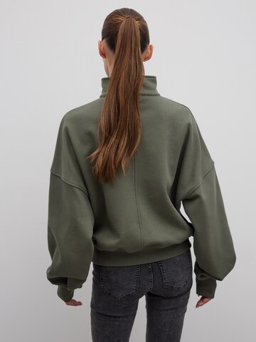 RÆRE by Lorena Rae Sweatshirt i grön