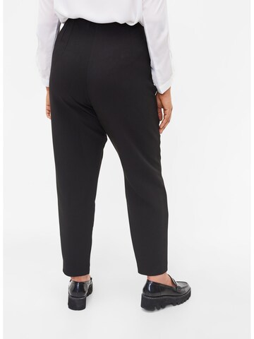 Slimfit Pantaloni con pieghe 'Frea' di Zizzi in nero