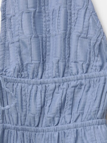Top de la Pull&Bear pe albastru