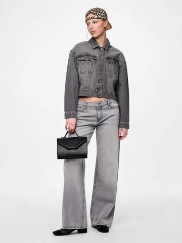 Giacca di mezza stagione 'Nynne' di PIECES in grigio