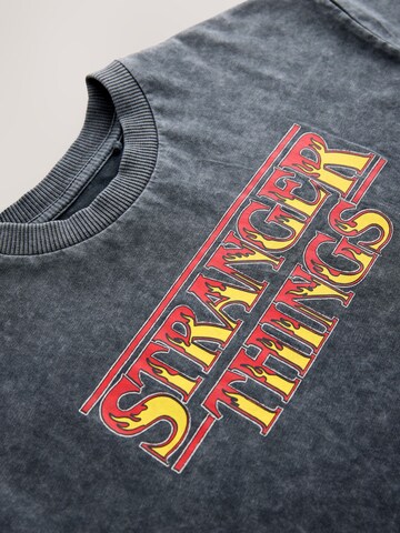 Tricou 'Stranger Things' de la Next pe gri