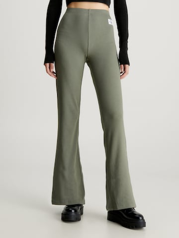 Calvin Klein Jeans Flared Broek in Groen: voorkant