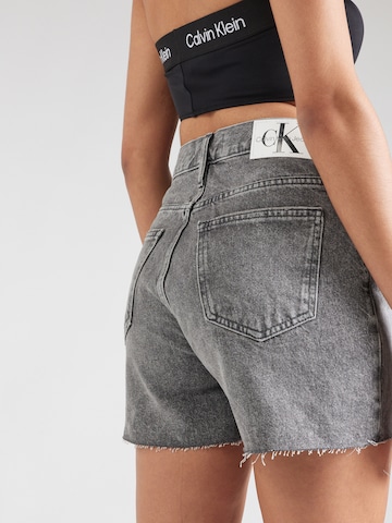 Calvin Klein Jeans - Regular Calças de ganga em cinzento