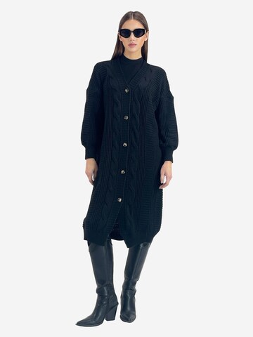 Elara Strickjacke in Schwarz: Vorderseite