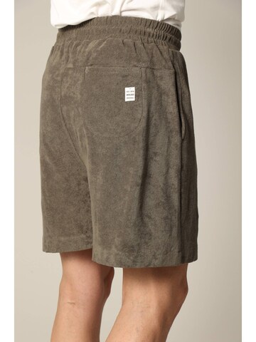 Deeluxe Regular Shorts 'Narciso' in Braun