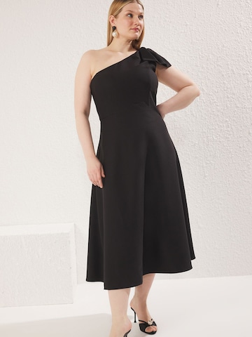 Trendyol Curve Cocktail dress in Black: front
