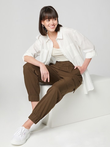 Tapered Pantaloni cargo 'Raven' di Guido Maria Kretschmer Women in marrone