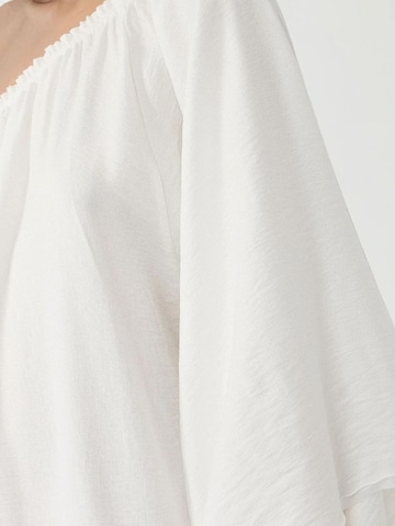 Abito di Hiccup in bianco