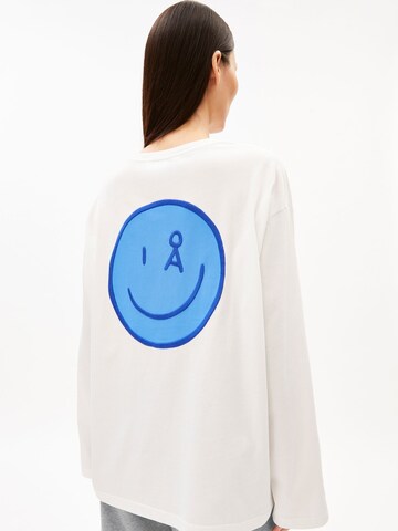 T-shirt 'Fietaa Smile' ARMEDANGELS en blanc