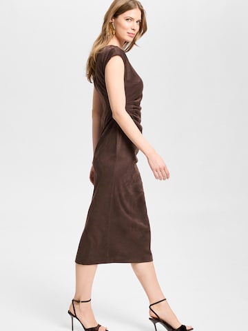 SWING - Vestido em castanho