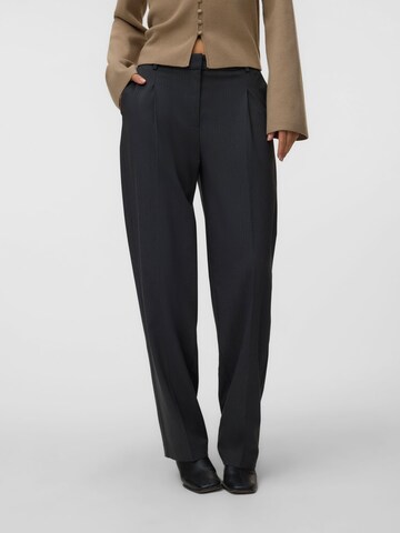 regular Pantaloni con pieghe 'DAFFODIL' di VERO MODA in grigio: frontale