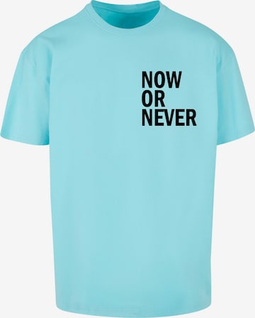 Merchcode Shirt 'Now Or Never' in Blauw: voorkant
