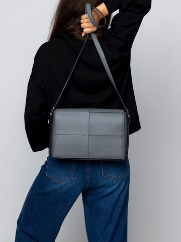 Picard Schultertasche 'Claire' in Grau