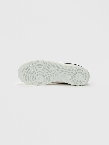 Nike Sportswear Sneakers laag 'Air Force 1' in Wit: onderkant