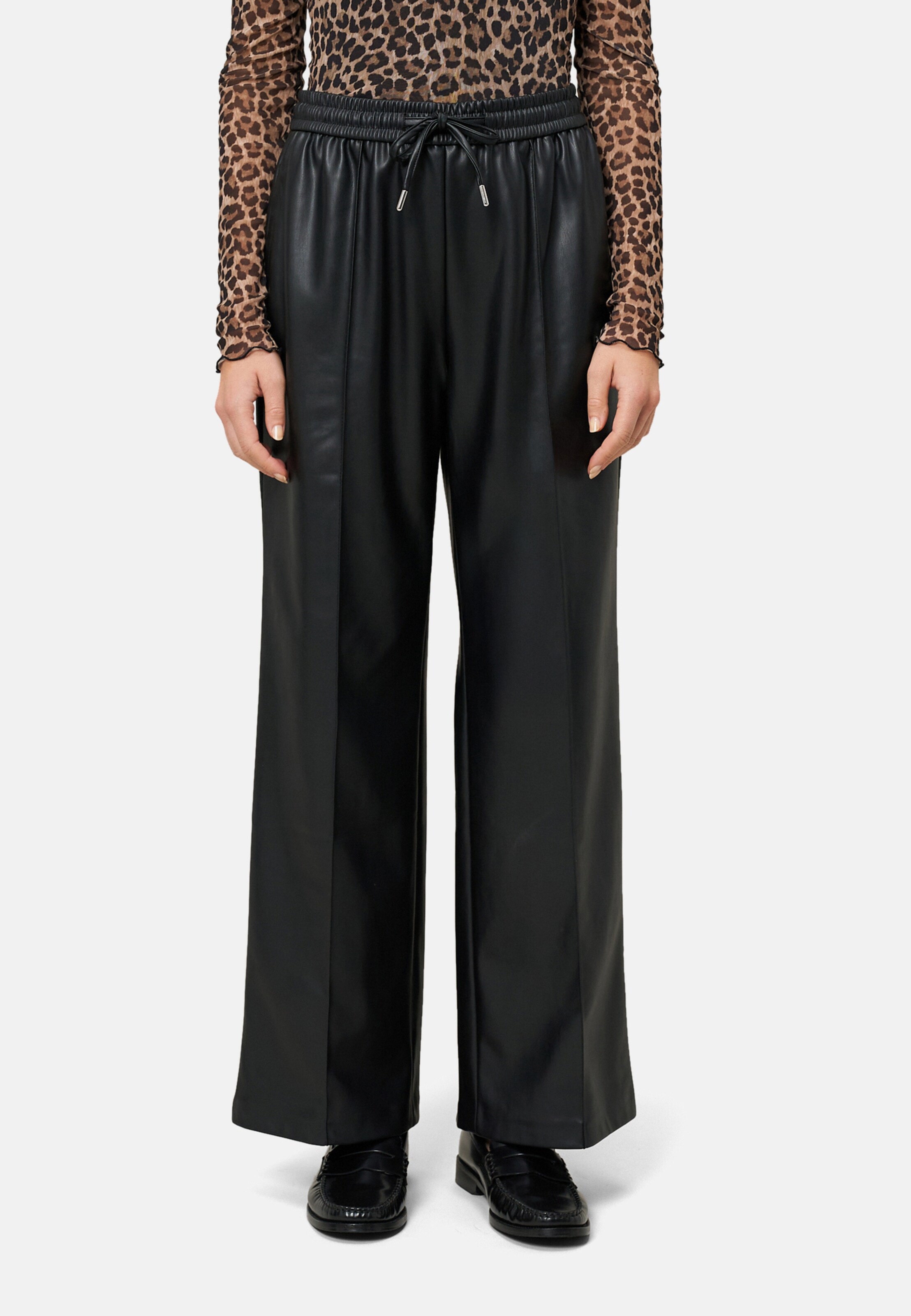 zero Skinny Pants in Black: front