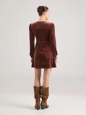 ABOUT YOU Šaty 'Silvia' – hnědá