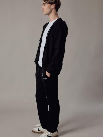 OWN Off With Nature Regular Hose 'Joggers Dritti'‌‌‌ in Schwarz
