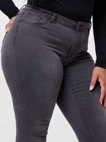 Vero Moda Curve Skinny Farkut 'Fanya' värissä harmaa