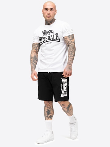 LONSDALE Set 'Mair': T-Shirt und Shorts in Schwarz: Vorderseite