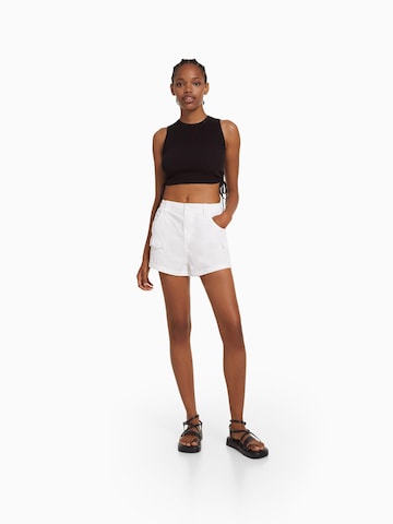 Bershka Loosefit Shorts in Weiß