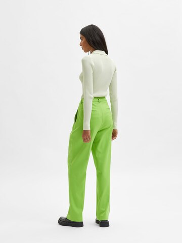 Pantaloni cutați 'RIVER' de la SELECTED FEMME pe verde