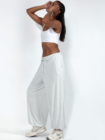 Tapered Pantaloni de la Busem pe gri