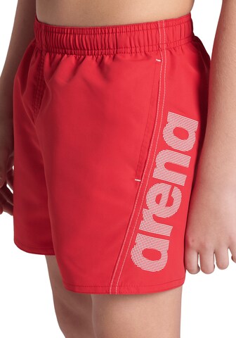 ARENA Sportbadeshorts in Rot