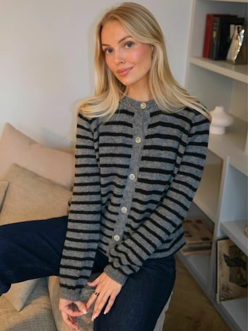 Pullover ' Crizette Striped ' di TEESHOPPEN in nero
