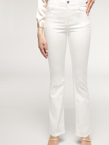 CALZEDONIA Flared Jeans in White: front