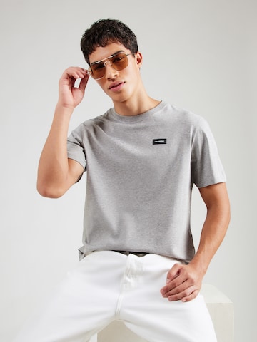 Karl Lagerfeld Majica 'Essential' | siva barva: sprednja stran