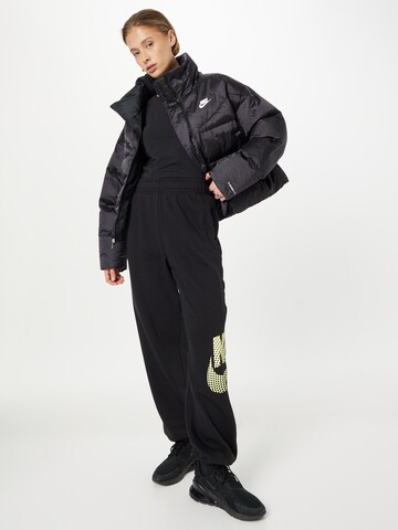 Tapered Pantaloni 'EMEA' di Nike Sportswear in nero