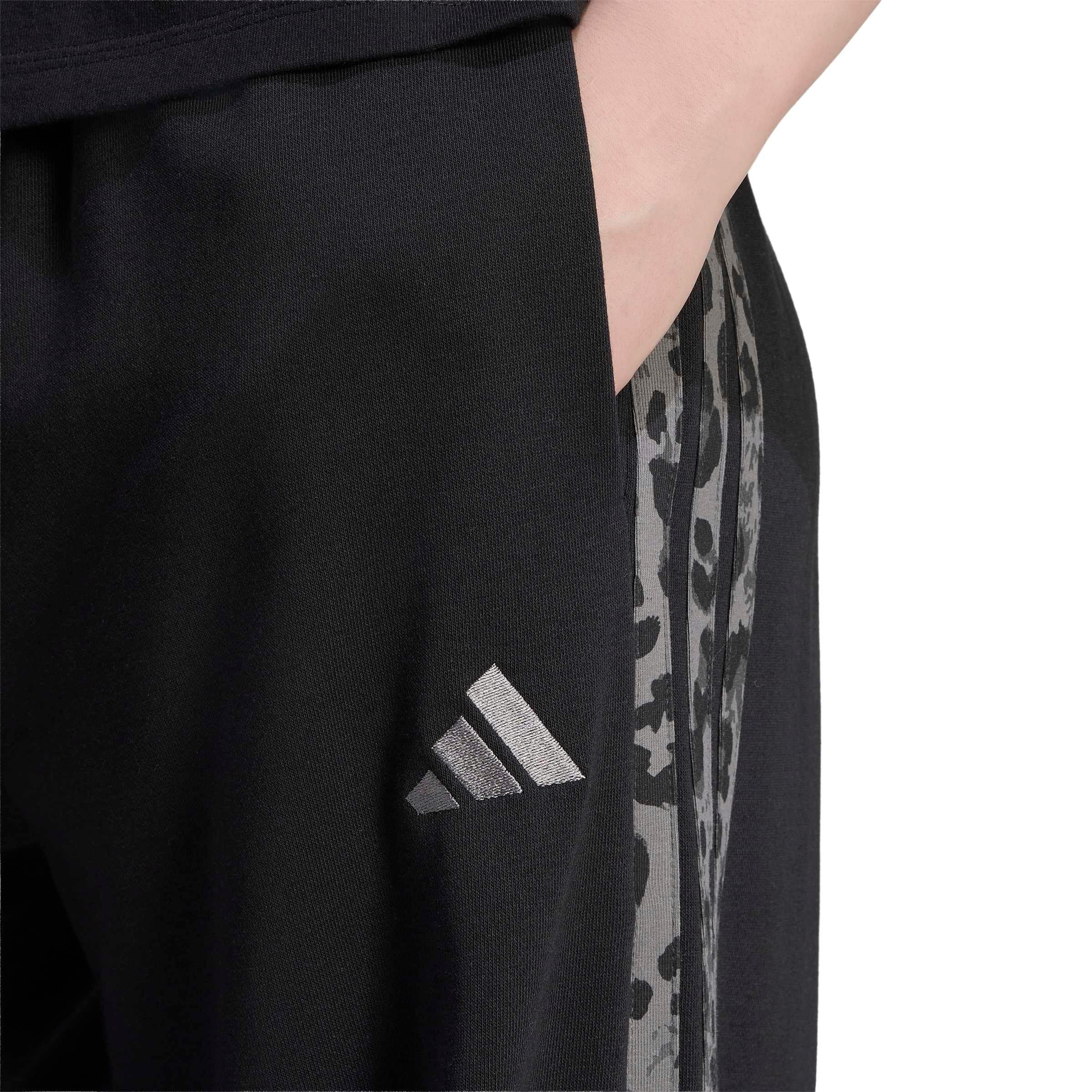 ADIDAS SPORTSWEAR - Pierna ancha Pantalón deportivo en negro