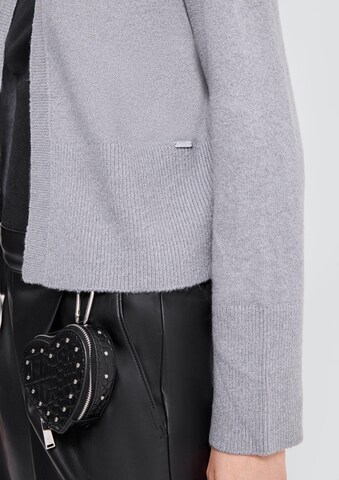 QS Плетена жилетка в сиво