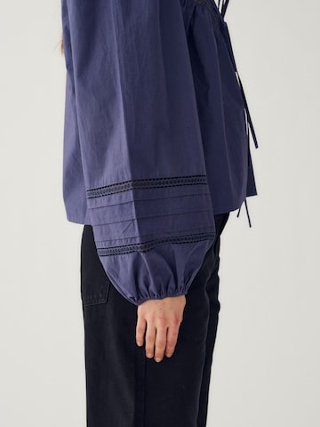 Tricou ' N-Marceline Blouse ' de la Noella pe albastru