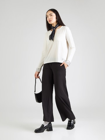 Tricou de la monari pe bej