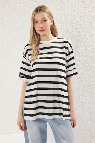 Trendyol Oversized shirt in Black: front