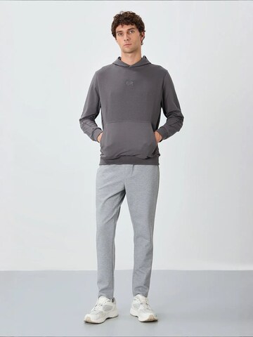 Tommy Life Tapered Workout Pants 'Jogginghose' in Grey: front