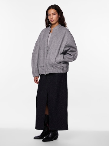 PIECES Between-season jacket 'PCDEBBIE' in Grey