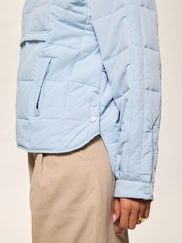 Kamila Šikl Преходно яке в синьо