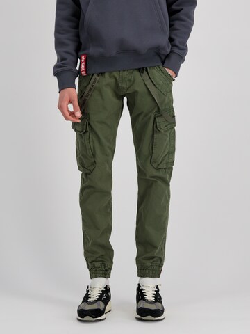 ALPHA INDUSTRIES Дънки Tapered Leg Карго панталон в зелено: отпред