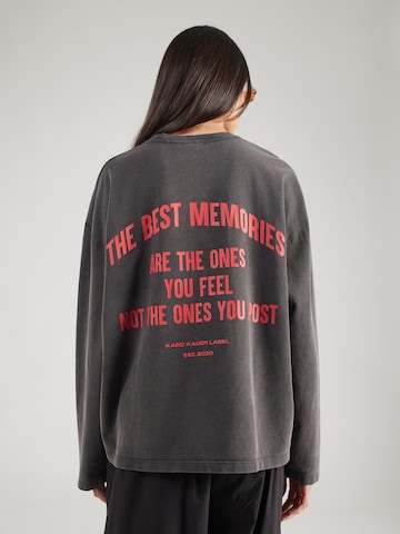 Tricou 'Memories' de la Karo Kauer pe negru: față