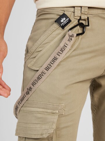 Effilé Pantalon cargo ALPHA INDUSTRIES en beige