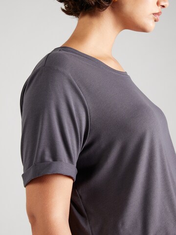 ONLY Carmakoma - Camiseta 'CARMOSTER' en gris