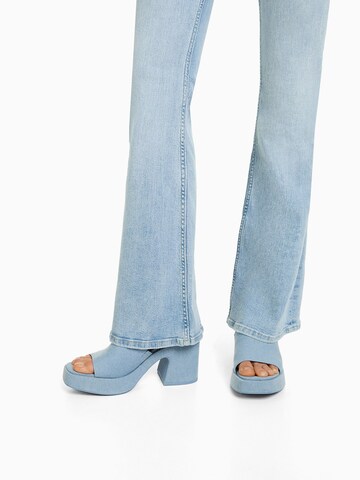 Bershka Rozkloszowany krój Jeansy w kolorze niebieski